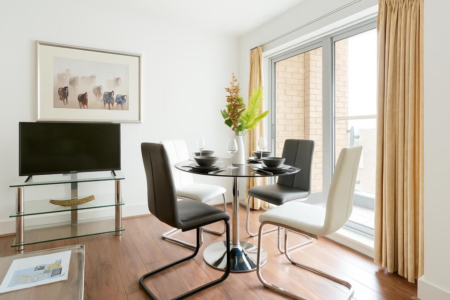 2 Bed Flat With Balcony In Acton * London